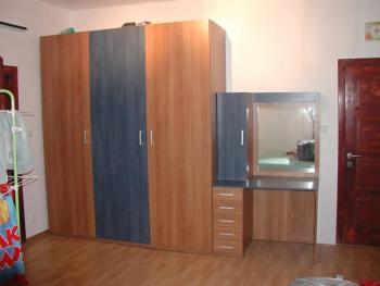 šatní skříň a kosmetický stolek