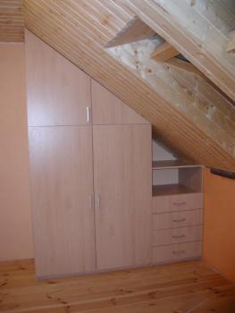 Vestavěná skříň podkrovní s doplňky