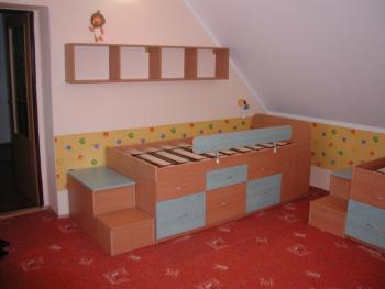 Dětský pokoj č.6  - nízká barevná dětská postel s úložným prostorem STUDENTSKÝ POKOJ